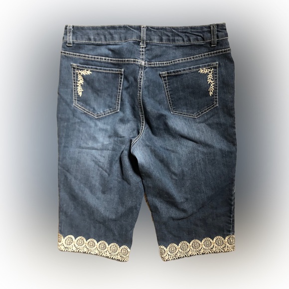 Women’s Christopher & Banks Capri Jeans - Picture 6 of 7